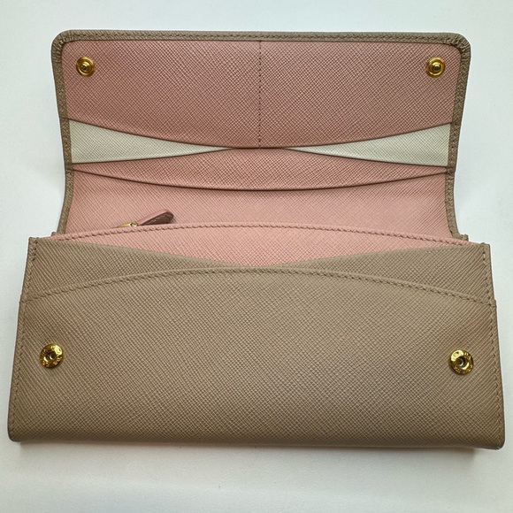 11129 Prada Wallet with box - Picture 4 of 17